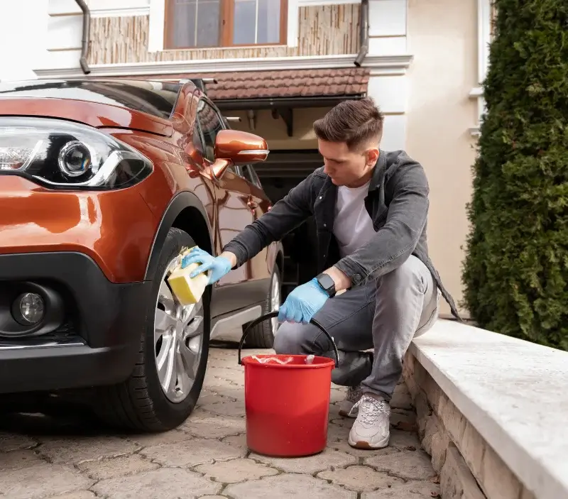 Lavage auto à domicile Gestel : professionnel intervenant sur un véhicule
